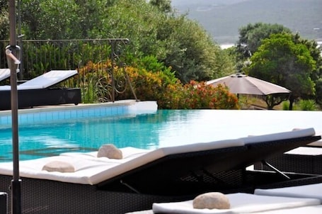 2 outdoor pools, pool loungers. Résidence Maora Village