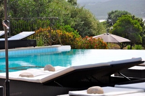 2 piscines extérieures, chaises longues