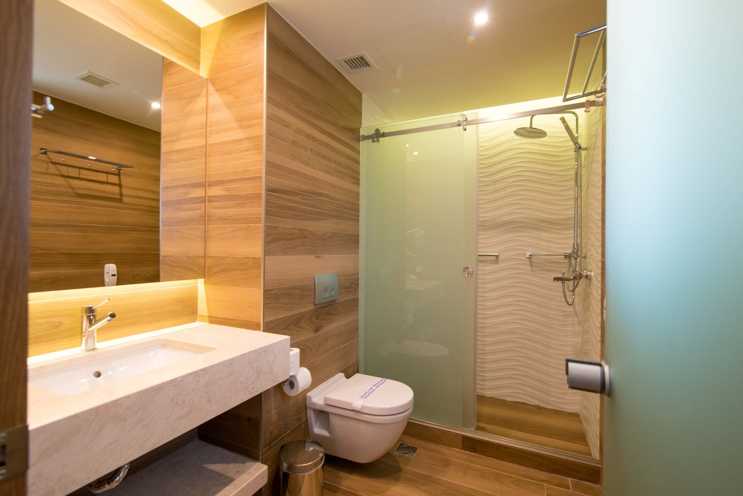 double or twin room, city view | bathroom | combined shower/bathtub, designer toiletries, hair dryer, bathrobes