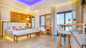 Quarto de hotel moderno com uma cama grande, uma escrivaninha e um espaço bar.