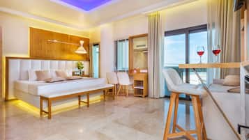 Suite, vista al mar | Caja de seguridad en la habitación y insonorización