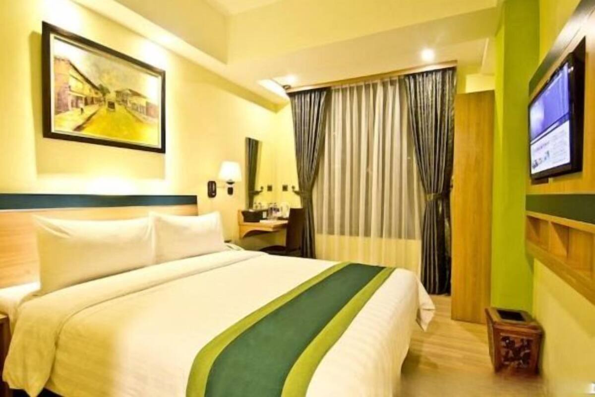 In-room safe, desk, soundproofing, iron/ironing board (on request)