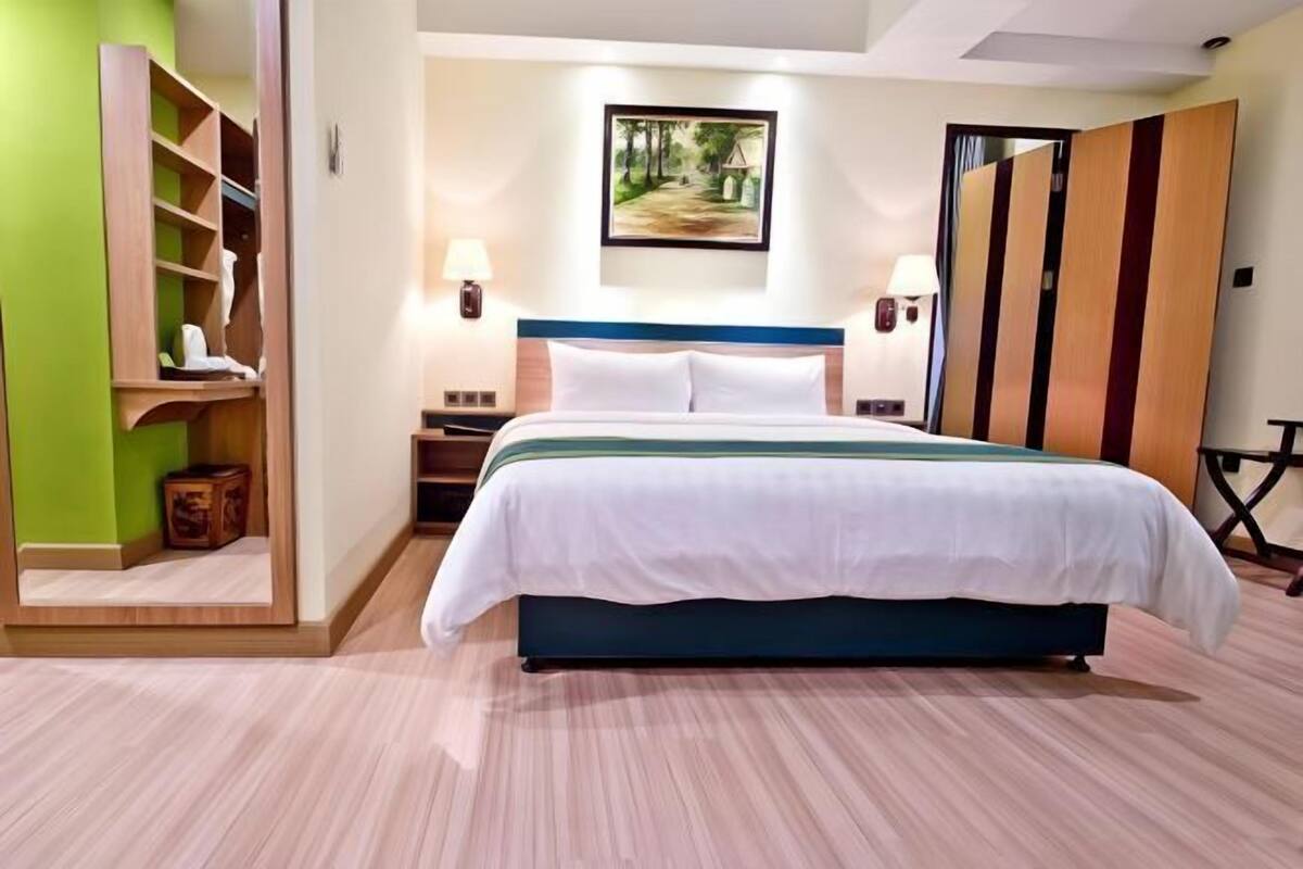 In-room safe, desk, soundproofing, iron/ironing board (on request)