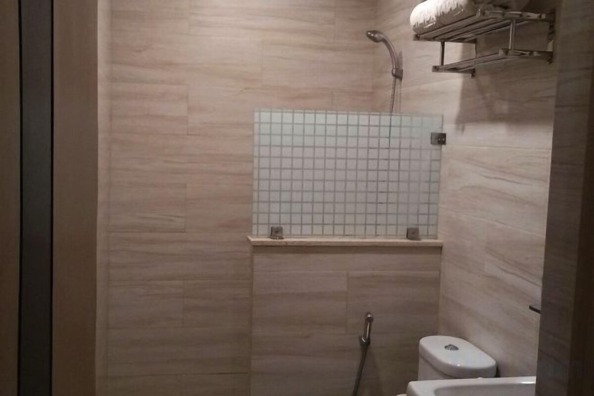 Shower, perlengkapan mandi gratis, pengering rambut, dan jubah mandi