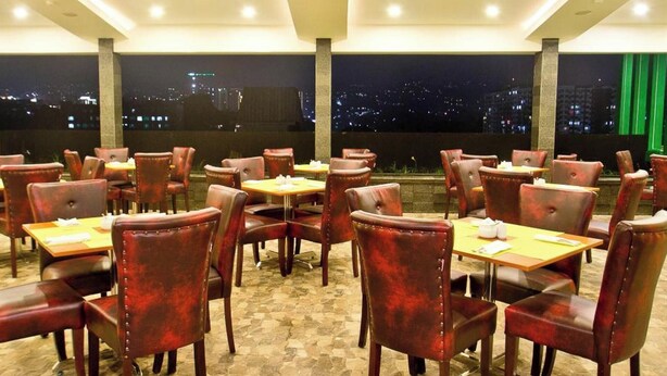 Breakfast, lunch and dinner served - Green Batara Hotel (Bandung)