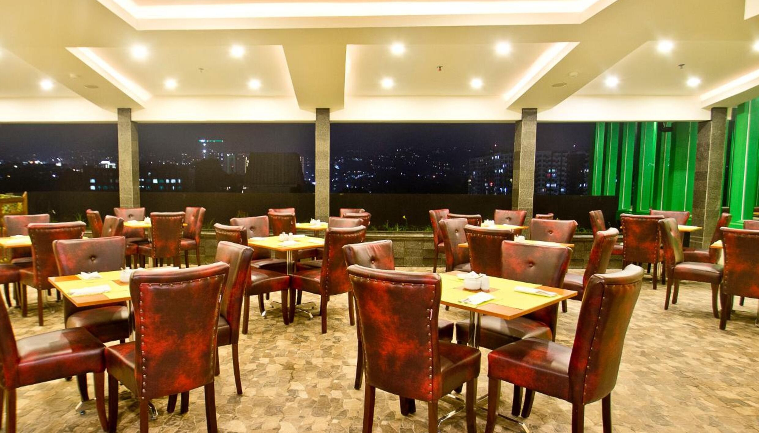 Melayani sarapan dan makan siang dengan sajian masakan internasional