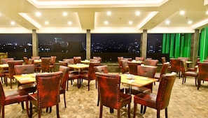 Sarapan dan makan tengah hari dihidangkan, masakan antarabangsa