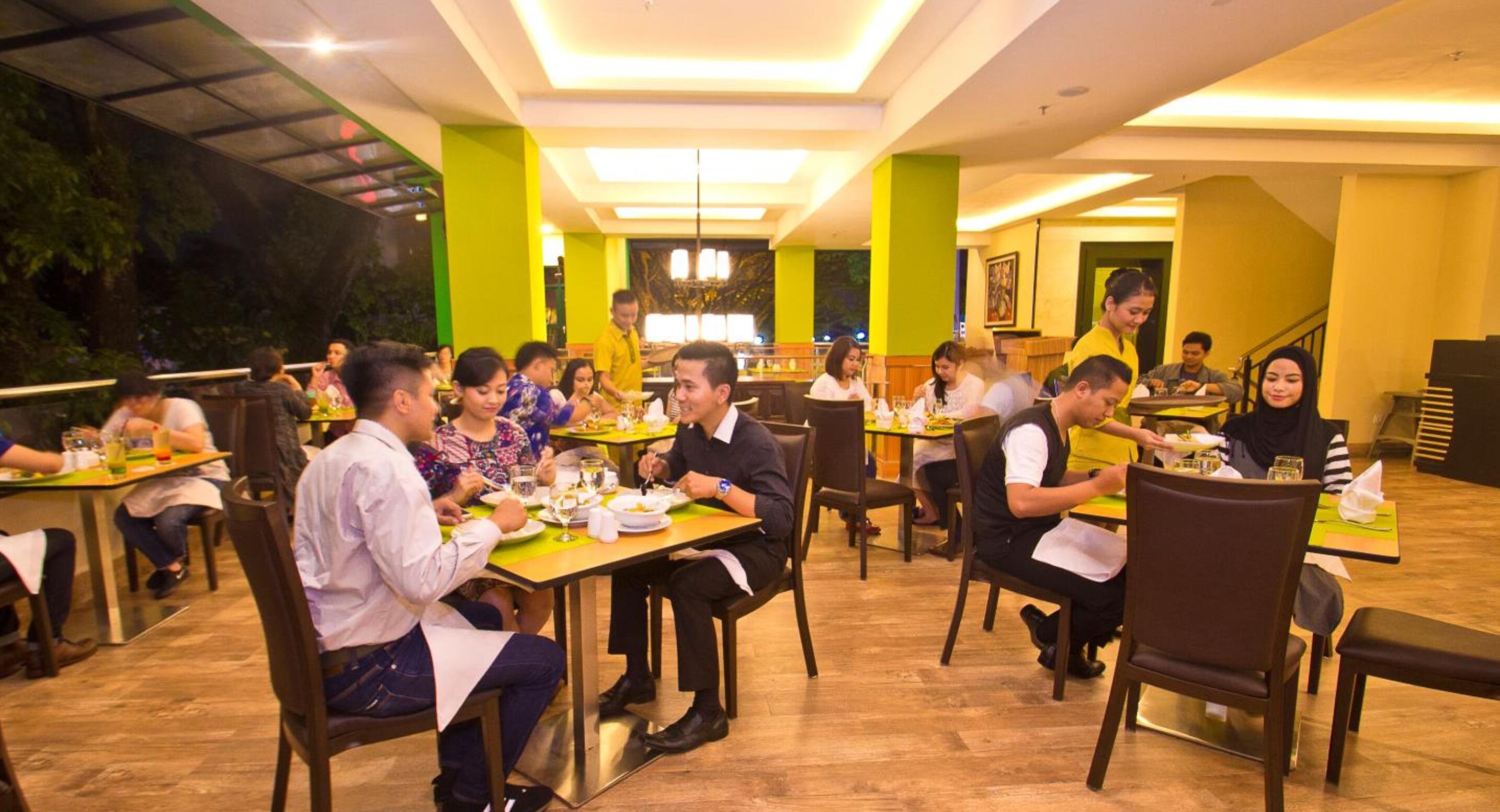 Breakfast, lunch, dinner served; international cuisine 