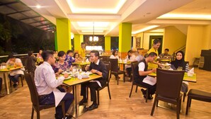 Outdoor dining - Green Batara Hotel (Bandung)
