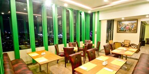 Café da manhã, almoço e jantar; culinária internacional
