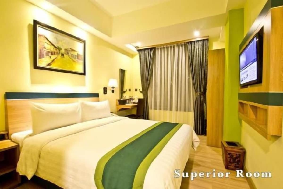 In-room safe, desk, soundproofing, iron/ironing board (on request)