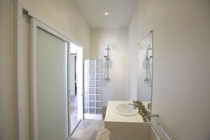 5 Bedrooms Pool Villa | Badeværelse | Kombination af bruser/badekar, gratis toiletartikler, hårtørrer