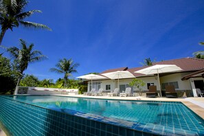 Outdoor pool, sun loungers - Villa Avalon (Ko Pha-ngan)