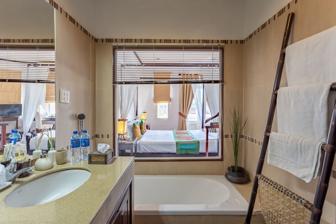 deluxe double room | bathroom | free toiletries, hair dryer, slippers, towels