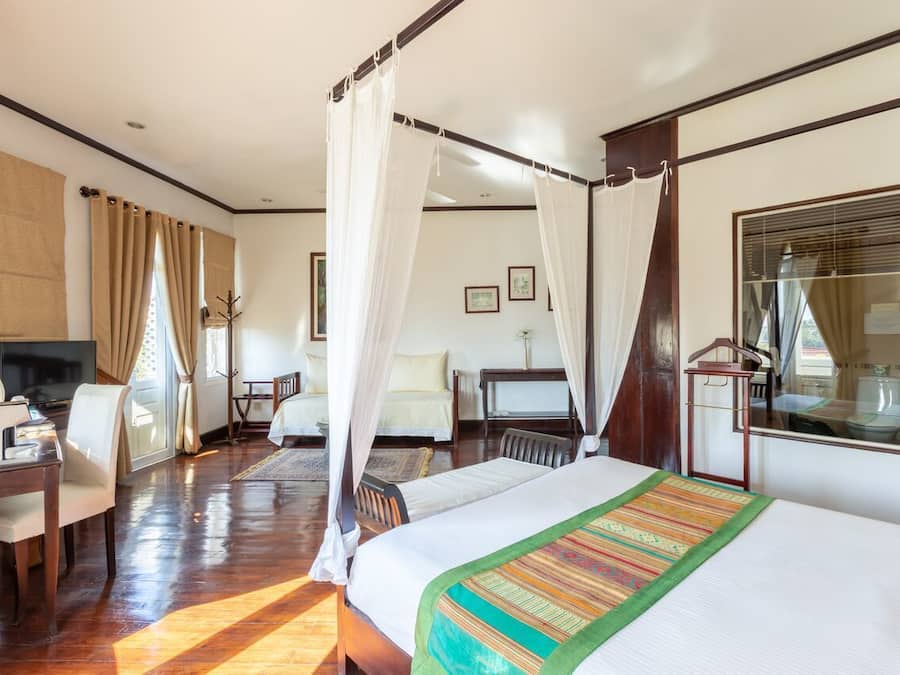 Brankas, meja kerja, tirai kedap cahaya, dan tempat tidur lipat/tambahan