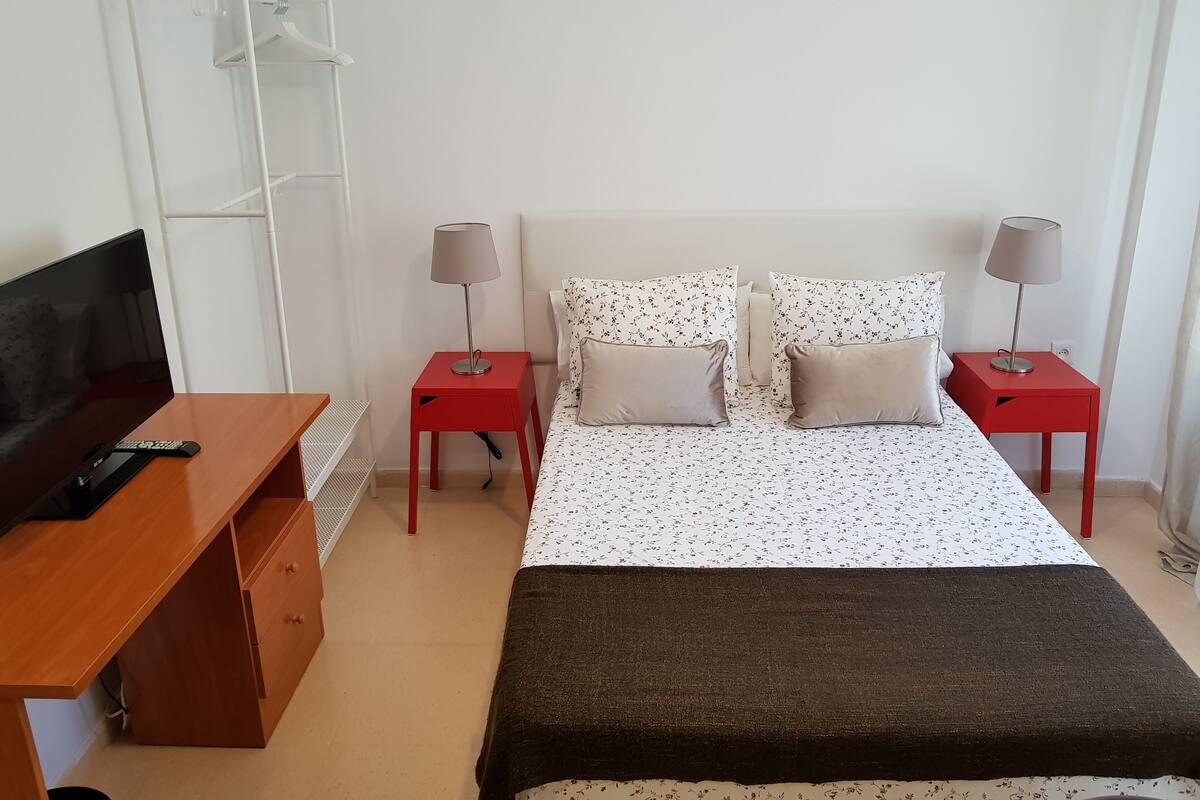 Basic Studio, 1 Double Bed | Down duvets, soundproofing, free WiFi, bed sheets