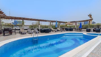 Piscina a l'aire lliure i gandules