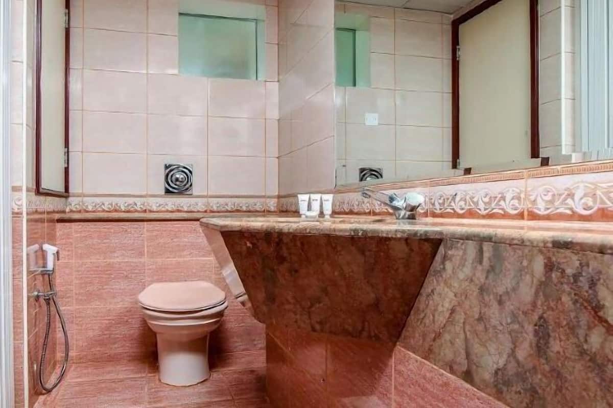 Kylpyhuone | Suihku, ilmaiset hygieniatuotteet, hiustenkuivaaja, pyyhkeet