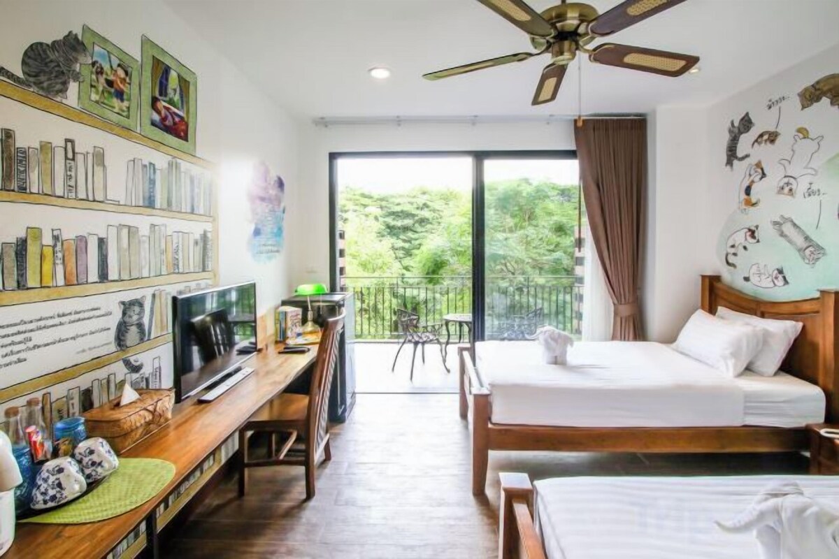 Escritorio, cortinas blackout, wifi gratis y decoración personalizada