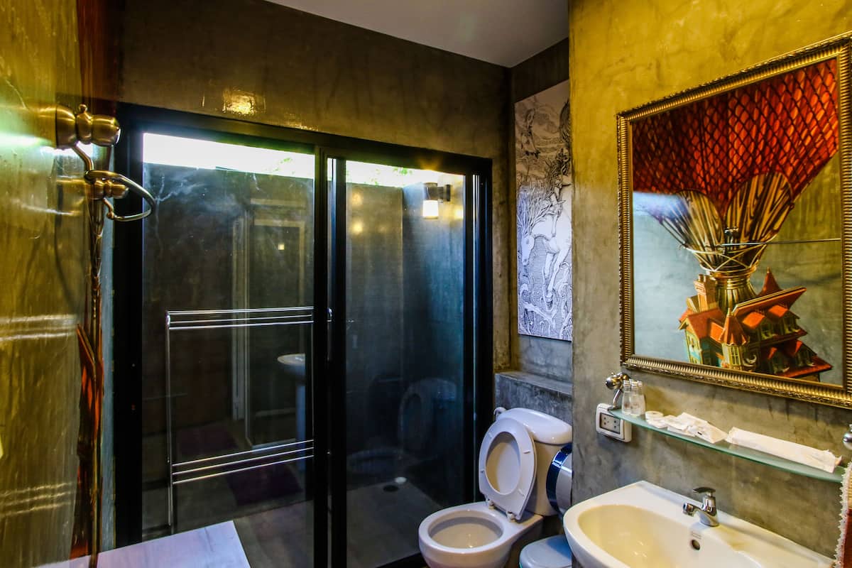 family room, 1 bedroom, non smoking | bathroom | shower, free toiletries, hair dryer, slippers