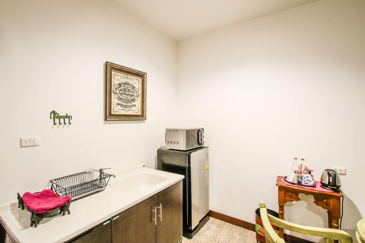 suite, mountain view | 1 bedroom, individually decorated, individually furnished, desk