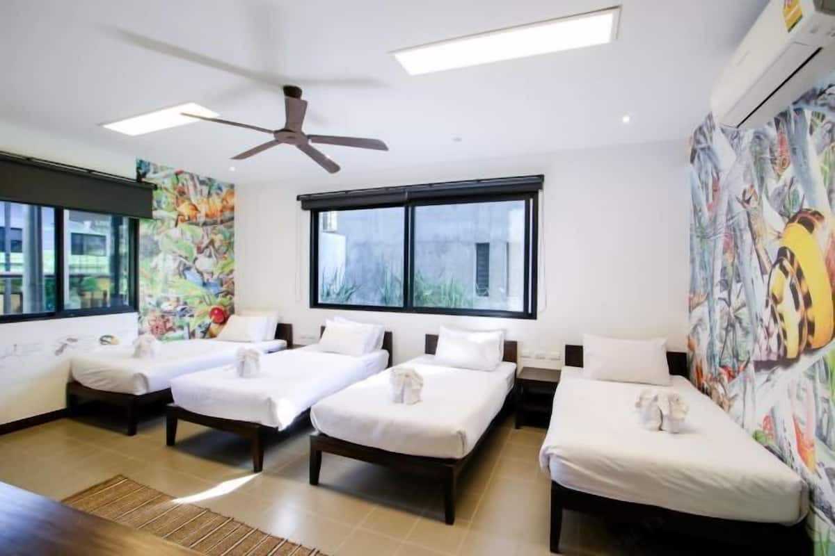 1 habitación, decoración personalizada, muebles diferentes y escritorio