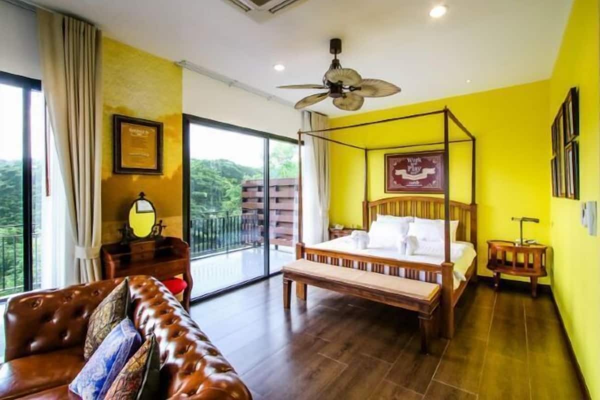 1 habitación, decoración personalizada, muebles diferentes y escritorio