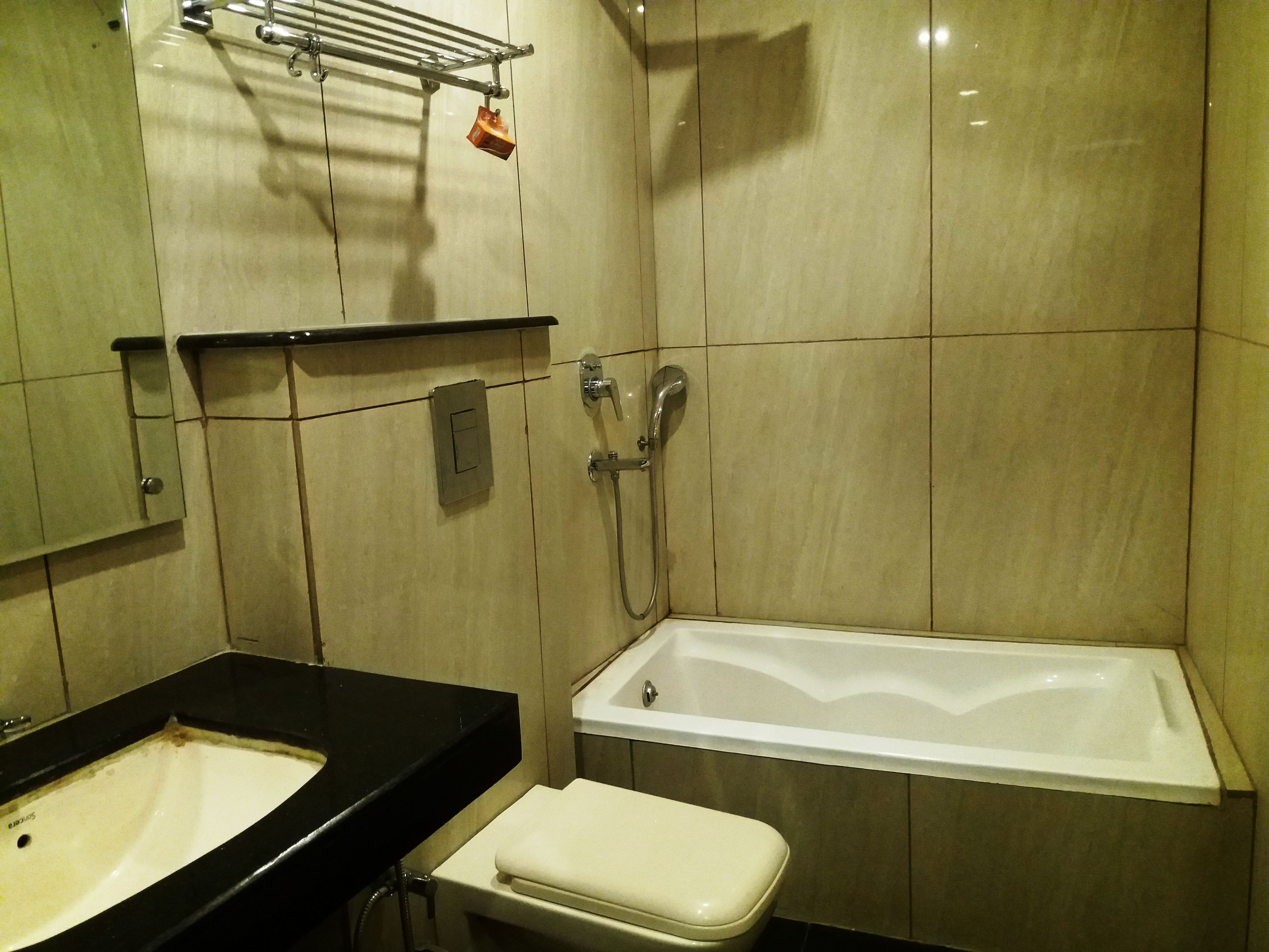 Habitación doble Deluxe, 1 cama King size | Baño | Amenidades de baño gratuitas, secadora de cabello, pantuflas, toallas 