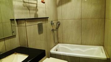 Habitación doble Deluxe, 1 cama King size | Baño | Amenidades de baño gratuitas, secadora de cabello, pantuflas, toallas