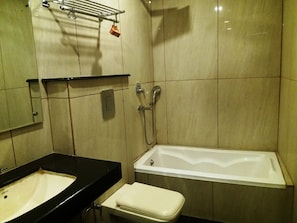 Dobbeltrom – deluxe, 1 kingsize-seng | Bad | Toalettartikler (inkludert), hårføner, tøfler og håndklær