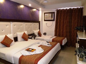 Triple Room (Triple Bed Room ) | In-room safe, desk, soundproofing, iron/ironing board - Hotel Station View (New Delhi)