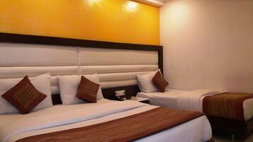 Habitación triple (Triple Bed Room ) | Caja de seguridad en la habitación, escritorio y insonorización