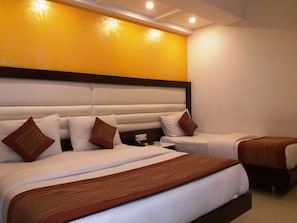 Tremannsrom (Triple Bed Room ) | Safe på rommet, skrivebord, lydisolert og strykejern/-brett