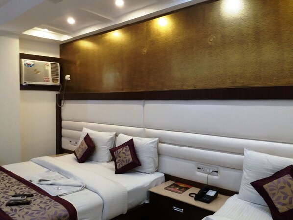 Triple Room (Triple Bed Room ) | In-room safe, desk, soundproofing, iron/ironing board - Hotel Station View (New Delhi)