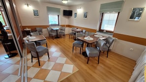 Daily continental breakfast (EUR 6 per person)