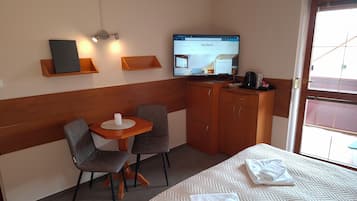 In-room safe, soundproofing, iron/ironing board, free WiFi
