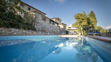 Piscina all'aperto, lettini