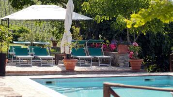 Kolam renang outdoor, dengan kursi berjemur