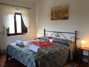 أسرّة أطفال/رضّع وواي فاي مجانًا وملاءات أسرّة