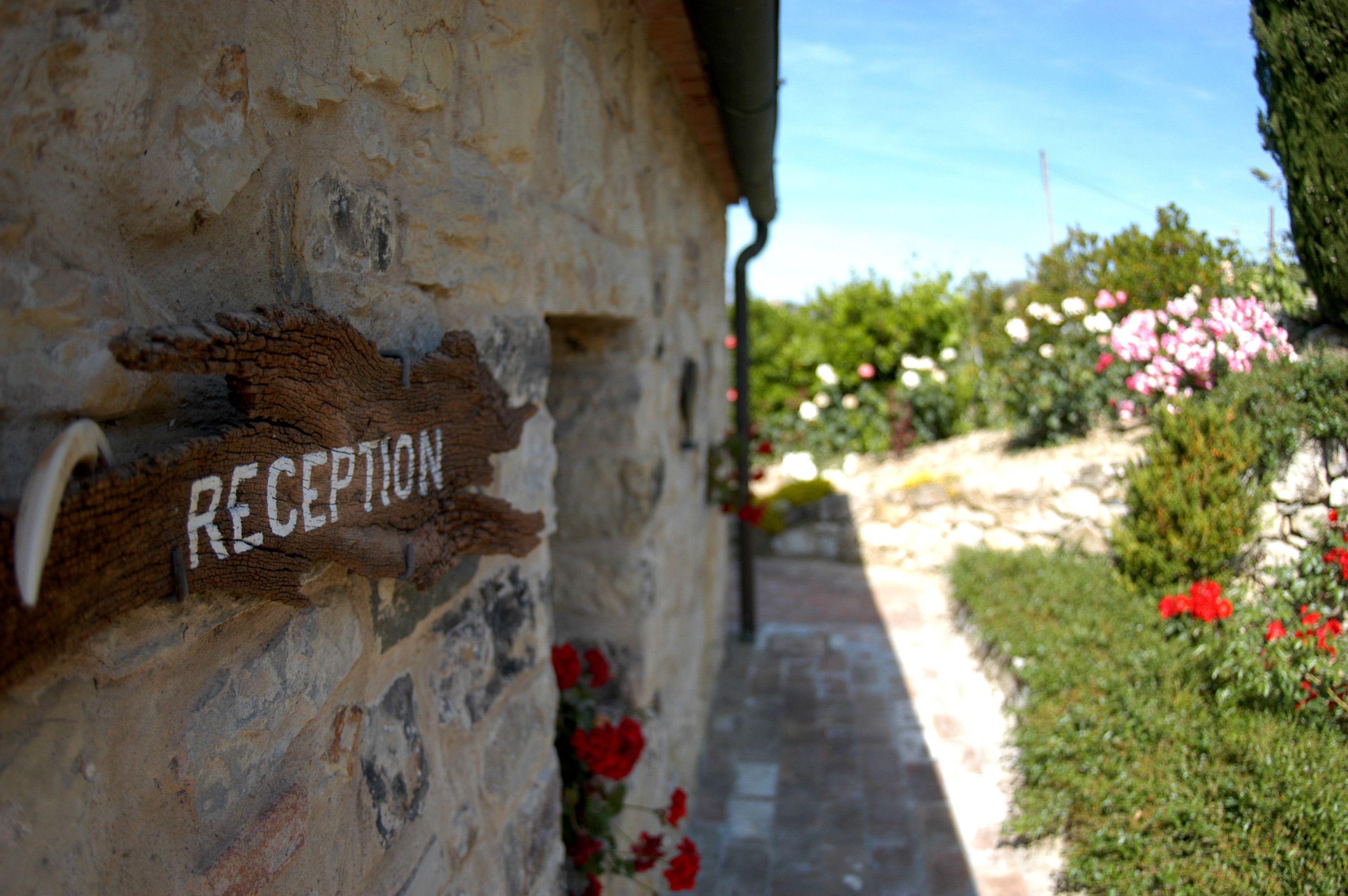 Un bâtiment en pierre avec une pancarte indiquant « RÉCEPTION ».