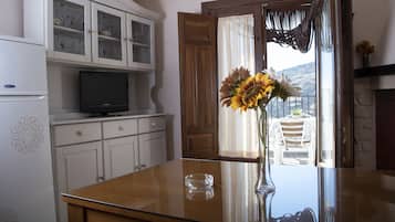Apartamento estándar, 2 habitaciones, chimenea | Sala de estar | Una televisión de pantalla plana, una chimenea