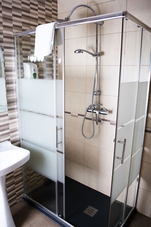 Standardlejlighed - 2 soveværelser - pejs i værelset | Badeværelse | Hårtørrer, bidet, håndklæder