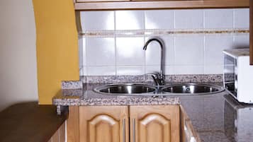 Apartamento estándar, 2 habitaciones, chimenea | Cocina privada | Frigorífico grande, microondas, placa de cocina y cafetera o tetera