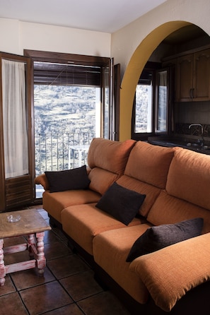 Standard Apartment, 2 Bedrooms, Fireplace | Living room