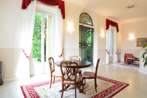 Coin salon dans le hall