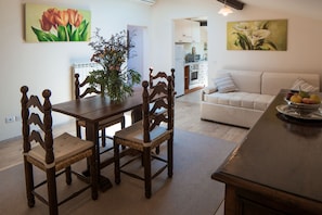 Comfort Apartment, Kitchen, City View (mansard, second floor, no elevator) | Living room | Flat-screen TV - Dimora Salviati (Florence)