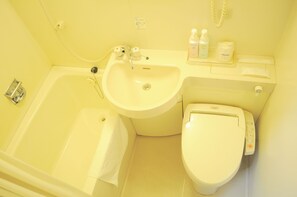 Combined shower/tub, free toiletries, hair dryer, bidet - Kitami Daiichi Hotel (Kitami)