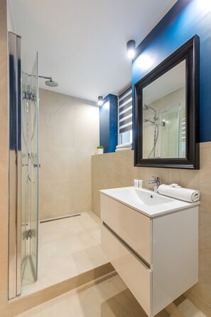 Appartement, 1 chambre (at 10 Sliska Street) | Salle de bain | Douche, articles de toilette (gratuits), serviettes fournies