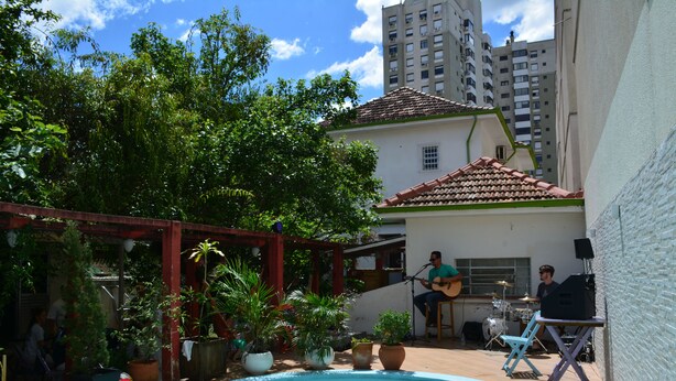 Outdoor pool - POA Eco Hostel (Porto Alegre)
