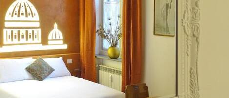 Superior tweepersoonskamer, 1 queensize bed | Luxe beddengoed, donsdekens, een kluis op de kamer